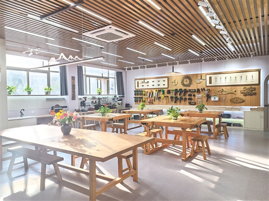 為了保證木藝教學(xué)活動(dòng)的開展，鶴山市碧桂園學(xué)校精心打造了一間古色古香的木藝工坊。