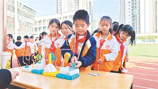 活動(dòng)現(xiàn)場(chǎng)設(shè)置了多個(gè)互動(dòng)游戲攤位，學(xué)生們?cè)趨⑴c游戲的過(guò)程中學(xué)習(xí)科學(xué)知識(shí)。