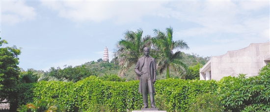 維新先驅(qū)梁?jiǎn)⒊浴吧倌曛袊?guó)說(shuō)”振聾發(fā)聵，成為近代中國(guó)思想啟蒙的旗手。