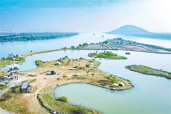 大鰲尾濕地公園位于萬里碧道南端堤岸，今年以來通過與本土企業(yè)家合作運(yùn)營，增設(shè)休閑露營地、“頭盔咖啡店”等新業(yè)態(tài)，讓水鄉(xiāng)生態(tài)與人文潮流融匯交織。