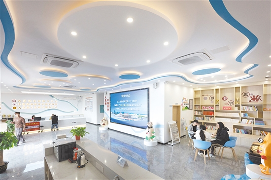 美麗圩鎮(zhèn)客廳結(jié)合“大鰲三寶”形象IP設(shè)計(jì)，是面向群眾開放的多元服務(wù)場所。