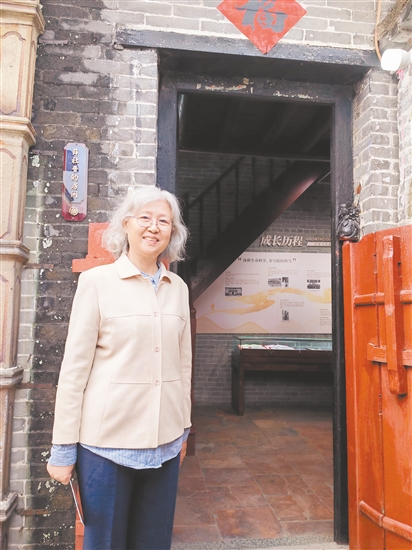 薛社普的女兒薛彥明在父親故居前合影。