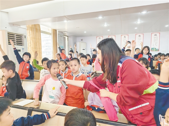 學(xué)生們爭相舉手回答問題。