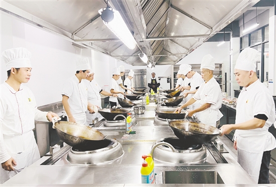 開平市人社局深入調(diào)研群眾就業(yè)意愿與本地產(chǎn)業(yè)發(fā)展方向，精心開設(shè)中醫(yī)、烹飪、家政等多類實(shí)用課程，力求做到按需培訓(xùn)，讓學(xué)員學(xué)有所用、學(xué)有所成。