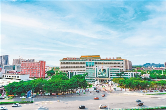 開平市中心醫(yī)院作為江門地區(qū)唯一的縣級三級甲等綜合醫(yī)院，2023年國考獲評“B”級，連續(xù)多年躋身全國百強(qiáng)縣級綜合醫(yī)院，具備承接優(yōu)質(zhì)資源下沉的堅(jiān)實(shí)基礎(chǔ)。