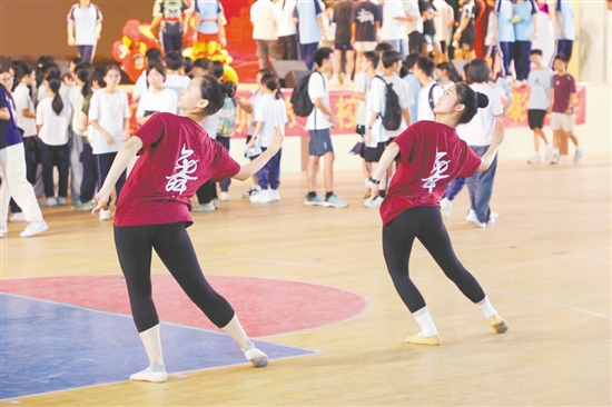 舞蹈社成員在練舞。