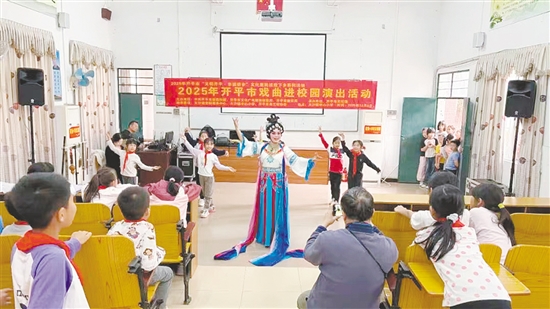 同學(xué)們踴躍登臺(tái)學(xué)習(xí)戲曲技法。大沙鎮(zhèn)供圖 同學(xué)們踴躍登臺(tái)學(xué)習(xí)戲曲技法。大沙鎮(zhèn)供圖