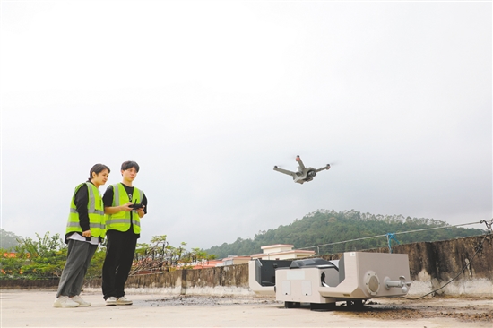 工作人員操縱無人機(jī)進(jìn)行巡檢。