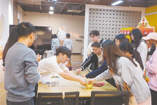 年輕人十分喜愛源亨哥公司生產(chǎn)的司前溫蛋。