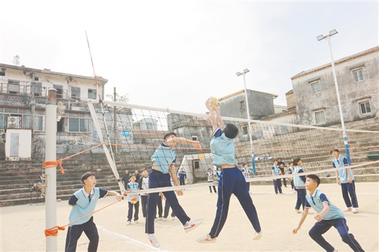 一群鄉(xiāng)村孩子在泥沙地排球場“墊”出冠軍夢。