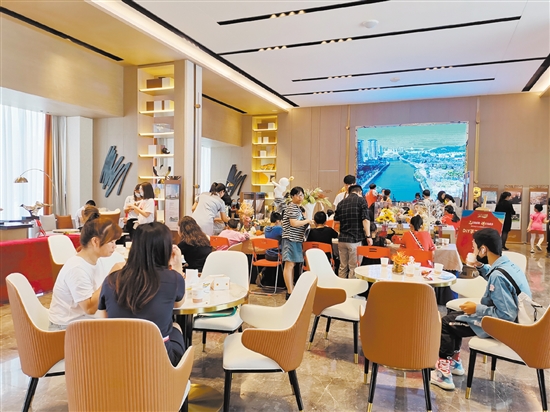 江門二沙島銷售中心坐滿了前來看房的客人。