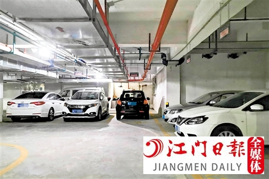 產(chǎn)權(quán)車(chē)位買(mǎi)賣(mài)交易手續(xù)與商鋪的交易手續(xù)一樣。