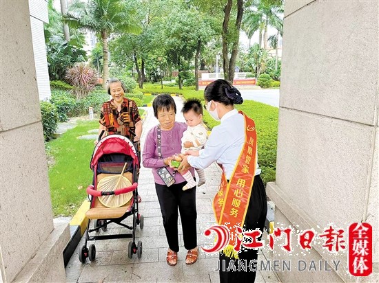 在碧桂園小區(qū)經(jīng)常可見物業(yè)工作人員的暖心服務(wù)。