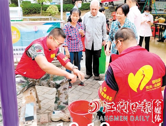 碧桂園物業(yè)工作人員提供暖心服務(wù)，提升業(yè)主的滿意度和幸福感。