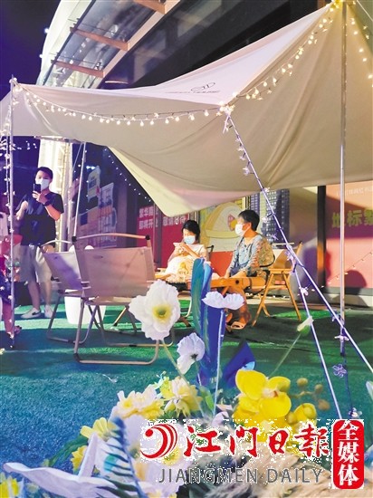 市民和家人一起享受夜晚休閑好時(shí)光。