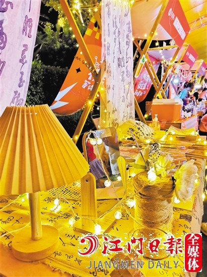 一串串彩燈次第閃亮，時(shí)尚而耀眼。