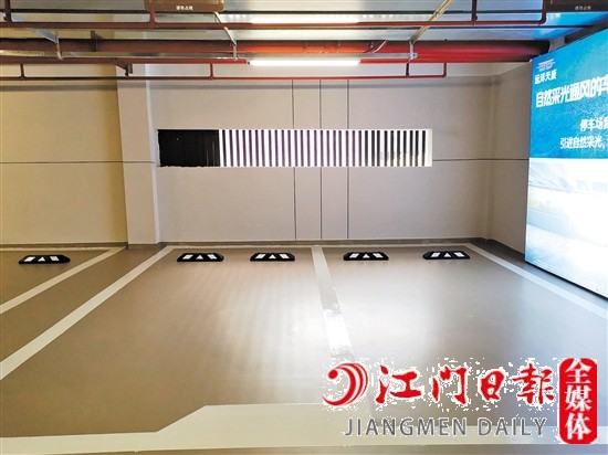 遠(yuǎn)洋天成陽光車庫設(shè)置窗戶，引自然光進(jìn)入車庫。