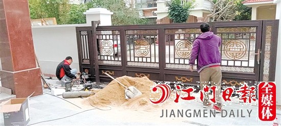 創(chuàng)永佳工作人員在安裝別墅門。