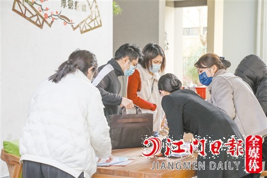 業(yè)主正在辦理收樓手續(xù)。