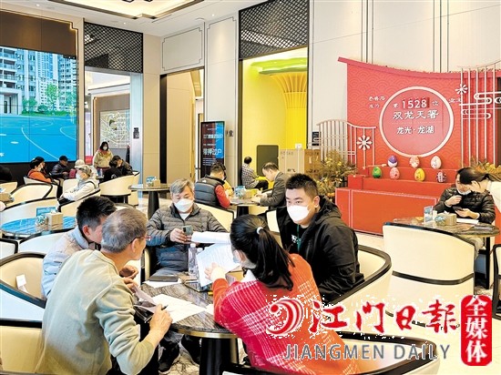春節(jié)期間，不少市民到樓盤看房。