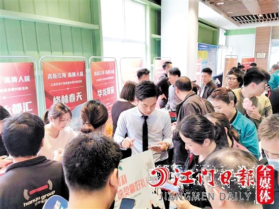 活動現(xiàn)場，房企工作人員為企業(yè)職工介紹項目信息。