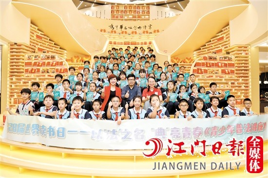 參會人員及學(xué)生代表合影留念。