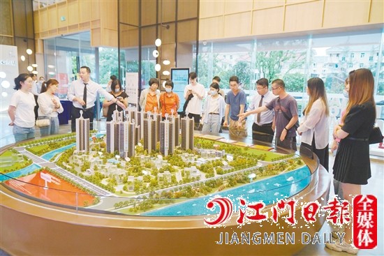 看房團(tuán)在保利大都匯了解樓盤詳情。