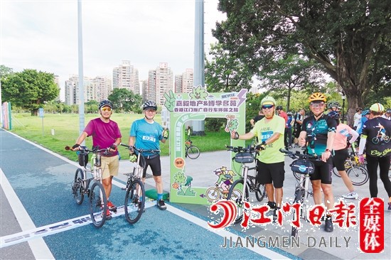 香港自行車愛好者合影留念。