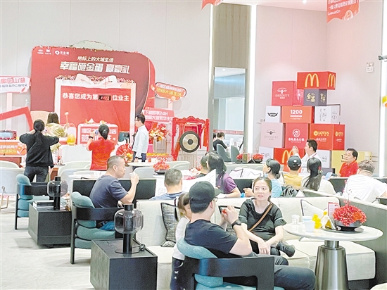 新政實施的首個周末，中鐵建·鐵建城人氣較旺。