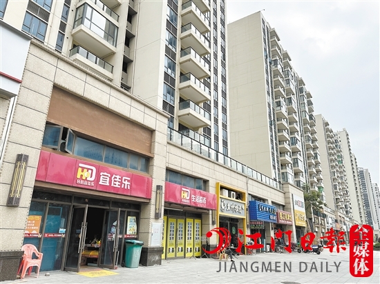 濱江新區(qū)一樓盤外面的商鋪很多，但人氣不旺。