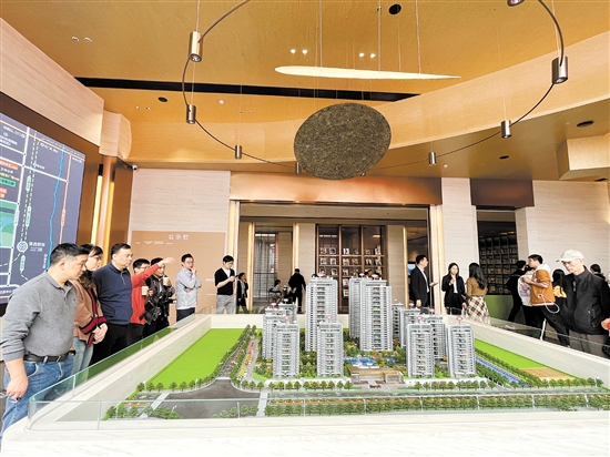 親鄰會所及樣板間開放當(dāng)天，駿景灣天悅營銷中心熱鬧非凡。
