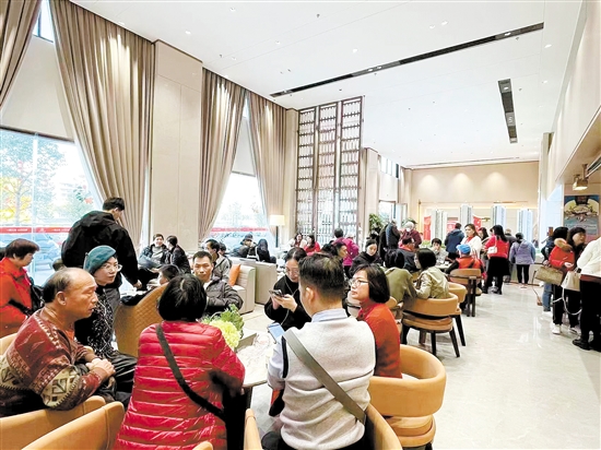 “網(wǎng)紅”樓盤吸引許多消費者看房。