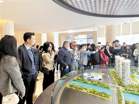 僑胞購(gòu)房熱拉高本地樓盤成交量。