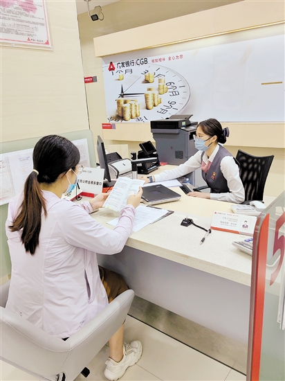 今年2月，我市實(shí)施4項(xiàng)公積金便民惠民新政策，更好滿足居民需求。圖為市民在辦理公積金業(yè)務(wù)。