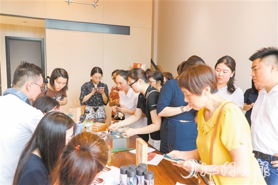 市民踴躍參與“以舊換新”登記。