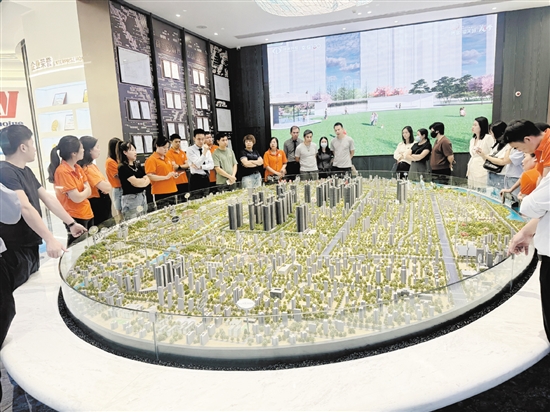 端午節(jié)期間，改善型樓盤人氣旺。