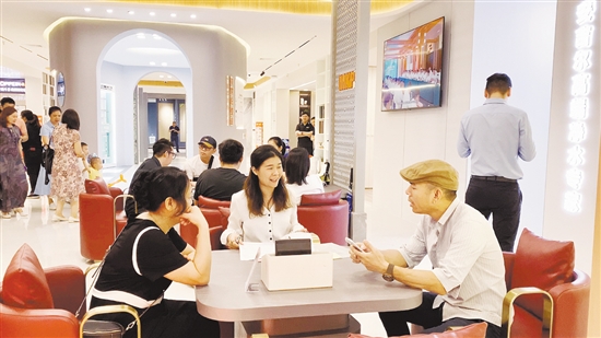 開業(yè)當(dāng)天，不少市民在現(xiàn)場咨詢。