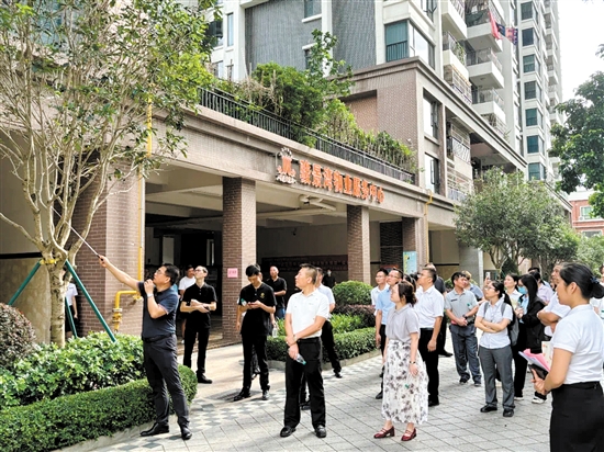 學(xué)員們?cè)谖飿I(yè)小區(qū)進(jìn)行實(shí)務(wù)培訓(xùn)。