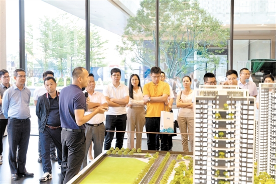 參會(huì)者參觀新樓盤(pán)駿景灣天匯。