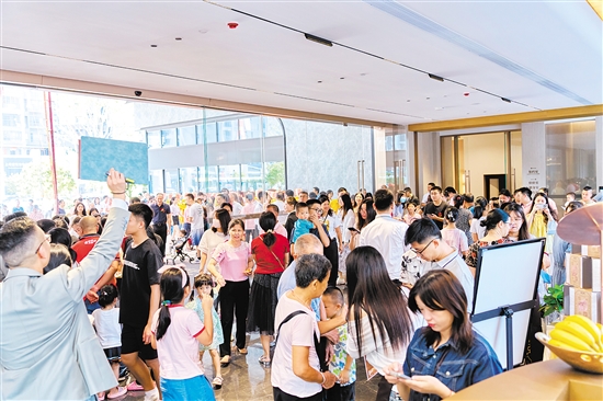 國慶假期，鶴山市駿景灣·品悅項目“人從眾”。