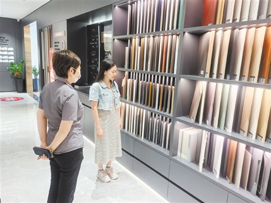 江門(mén)市家裝廚衛(wèi)“煥新”活動(dòng)開(kāi)展以來(lái)，吸引不少市民消費(fèi)。