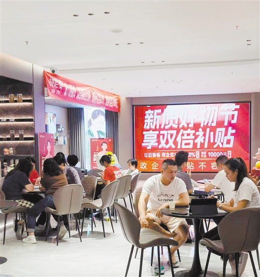 在江門(mén)一些家具店，補(bǔ)貼宣傳隨處可見(jiàn)。