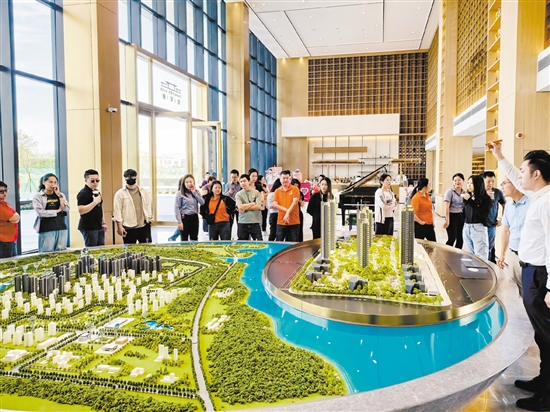 10月，不少樓盤迎來(lái)購(gòu)房熱潮。