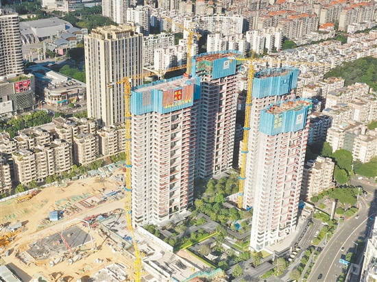 江門保利瑯悅一期順利封頂。