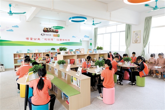 新落戶的博富公益“悅讀館”環(huán)境明亮舒適。