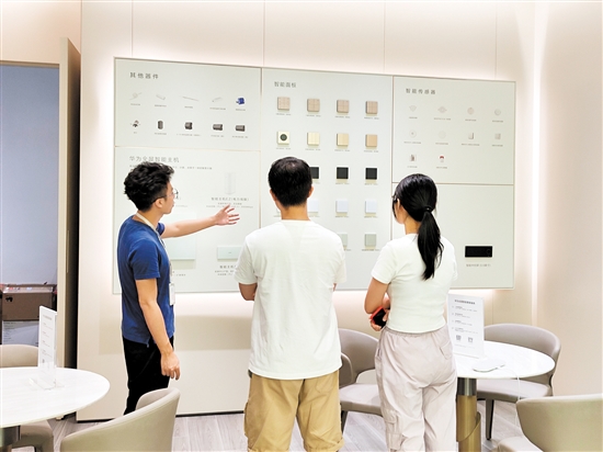 智能家居產(chǎn)品吸引消費(fèi)者目光。