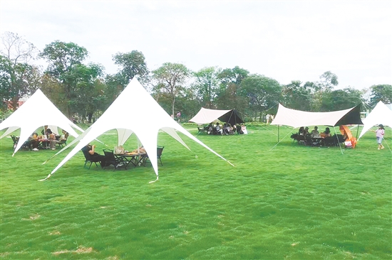 江發(fā)地產項目“五一”假期積極開展活動吸引客戶。