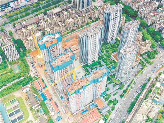 江門保利瑯悅項(xiàng)目二標(biāo)段共4棟高層住宅主體結(jié)構(gòu)封頂。