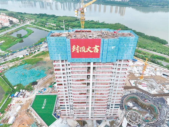江發(fā)·天御灣6號(hào)樓順利封頂。