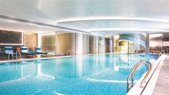 部分樓盤的會所配備了室內(nèi)恒溫標(biāo)準泳池。